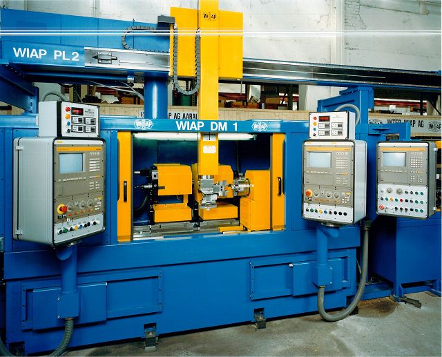 Eine blau-gelbe Industriemaschinenanordnung mit einer WIAP DM 1-Einheit mit digitalen Bedienelementen auf beiden Seiten für präzise Bedienung.