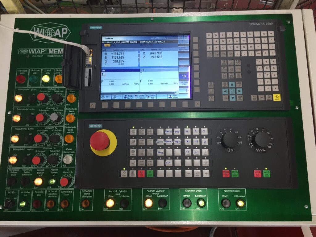 Bedienfeld mit Siemens-Monitor und Tasten zur Maschinenbedienung, ausgestattet mit verschiedenen Anzeigen, Knöpfen und Sicherheitsanzeigen.