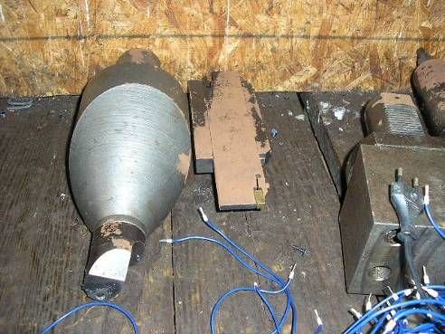 WIAP Angola: Hier sind Stahlhalter, die liegen hier ca. 3 Wochen, weil die Maschine defekt war. Und so