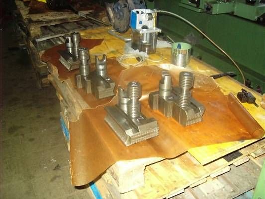 WIAP Angola: Hier werden die Spannbacken gereinigt. Es braucht ca. 4 Stunden Arbeit alles sauber zu mac