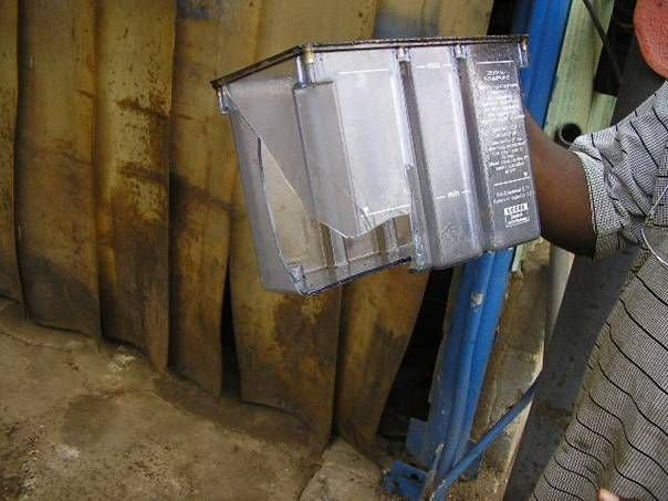 WIAP Angola: Der Schmierbehälter defekt, der hinten an der Maschine angebracht war. Bei den Umbauten we