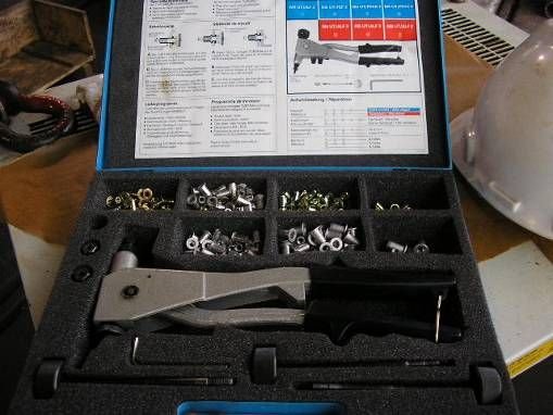 WIAP Angola: Hier ist in der Box eine Zange mit Einsätzen aus Aluminium oder aus Stahl. Je nach Grösse.