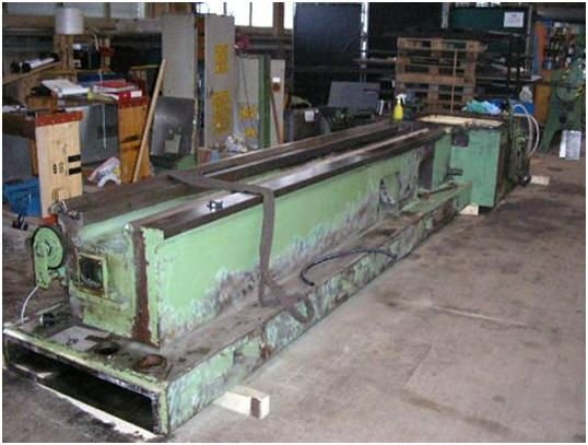WIAP Reparatur Fuji Seiki CNC-Drehmaschine: Bild 4: Die alte Farbe wird vor dem Schleifen des Guss Maschinenbettes weggeschliffen.