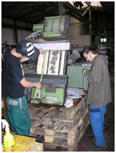WIAP Reparatur Fuji Seiki CNC-Drehmaschine: Bild 5.1 Hier wird der Kreuzschlitten vorbereitet. Es werden Gleitbeläge aufgezogen und di