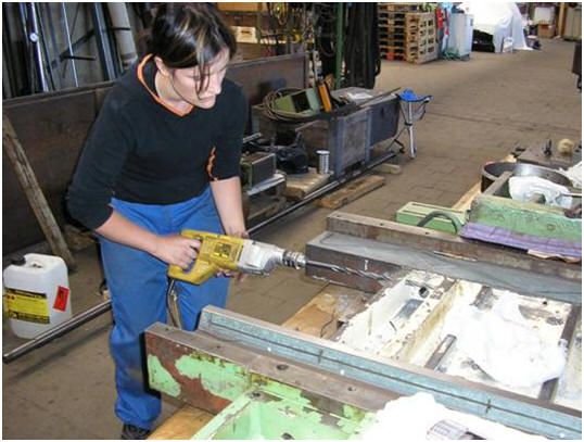 WIAP Reparatur Fuji Seiki CNC-Drehmaschine: Bild 5.2 Caroline Widmer bohrt das ganze Schmiersystem neu. Es benötigt viel mehr Schmiers