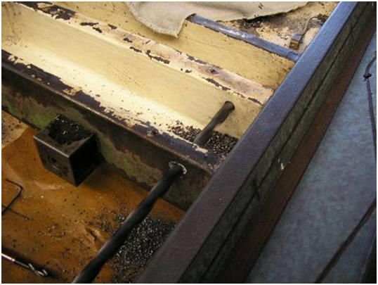 WIAP Reparatur Fuji Seiki CNC-Drehmaschine: Bild 5.3 Mit langen Bohrern wird duch alles gebohrt
