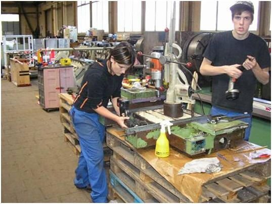 WIAP Reparatur Fuji Seiki CNC-Drehmaschine: Bild 5.4 Die Jungen müssen kein Fitness machen, das Bohren braucht viel Kraft