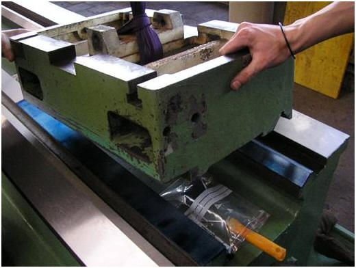 WIAP Reparatur Fuji Seiki CNC-Drehmaschine: Bild 8.4 Der Reitstock aus Grauguss wird perfekt eingeschabt, dass er sehr gut läuft, auch