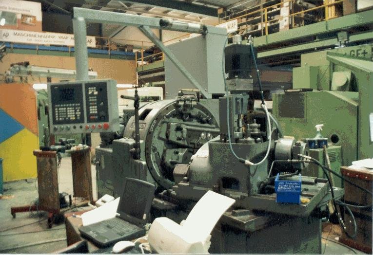 WIAP Umbau Gleason Hobelmaschine: Die Maschine wurde ins Werk Wiap genommen. Dort wurde alles neu aufgebaut. 3 neue Vorschub-Motoren wurden ange