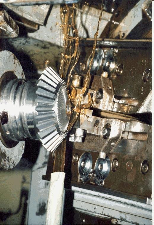 WIAP Umbau Gleason Hobelmaschine: An der Maschine ist alles automatisch programmierbar. Nur von Hand das Werkstück einlegen ist noch nötig. Doch