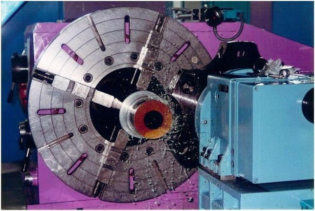 WIAP Reparatur Gornati CNC-Drehmaschine: Bild 7.1 Die Spindelbohrung dieser Maschine ist 365 mm. Es gibt nicht viele Maschinen Hers