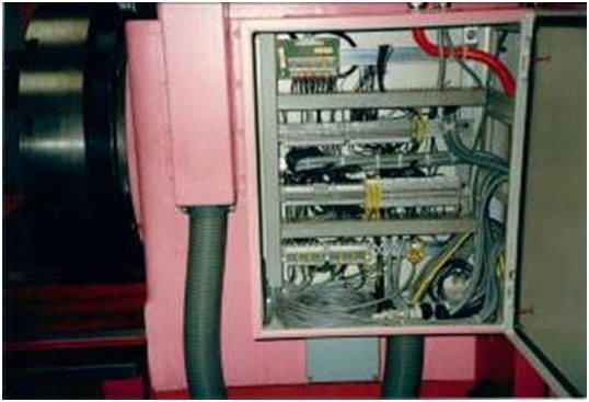 WIAP Reparatur Gornati CNC-Drehmaschine: Bild 8.2 Nicht immer geht es ohne Verteil Box, wo die Kabel gesammelt werden, bevor es in