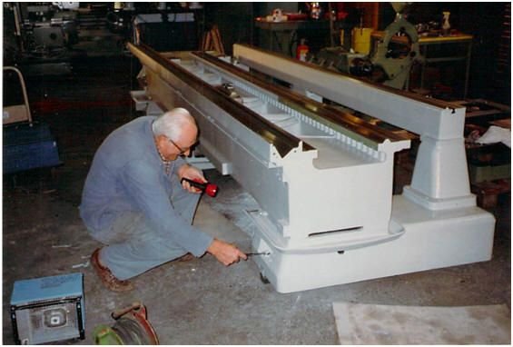 WIAP Reparatur Heid CNC-Drehbank: Bild 4.1 Nach dem Schleifen musste das Maschinenbett neu ausgerichtet werden.