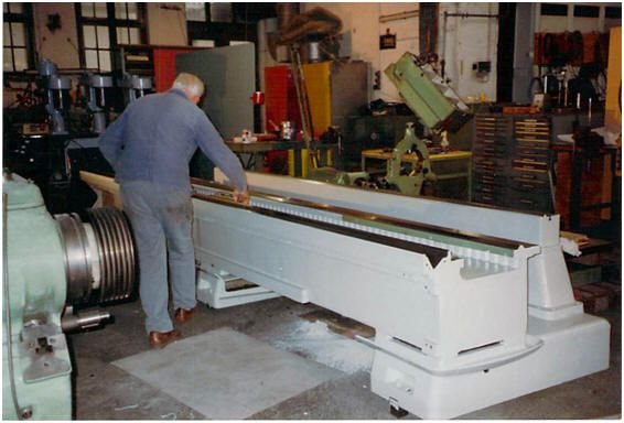 WIAP Reparatur Heid CNC-Drehbank: Bild 4.2 Das Bett hat vorne eine nach innen versenkte V Führung. Kluge Lösung. Für das Sch