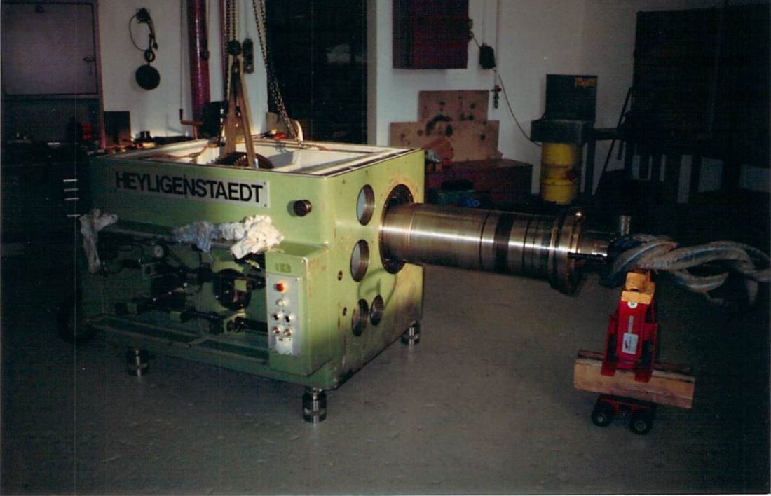WIAP Reparatur Heyligenstaedt Spindelstock: Lagerschaden, Ausbau und Montage: Bild 3 Spindelausbau. Bei den meisten Drehmaschinen wird die Haupt Spindel nach vorne ausg