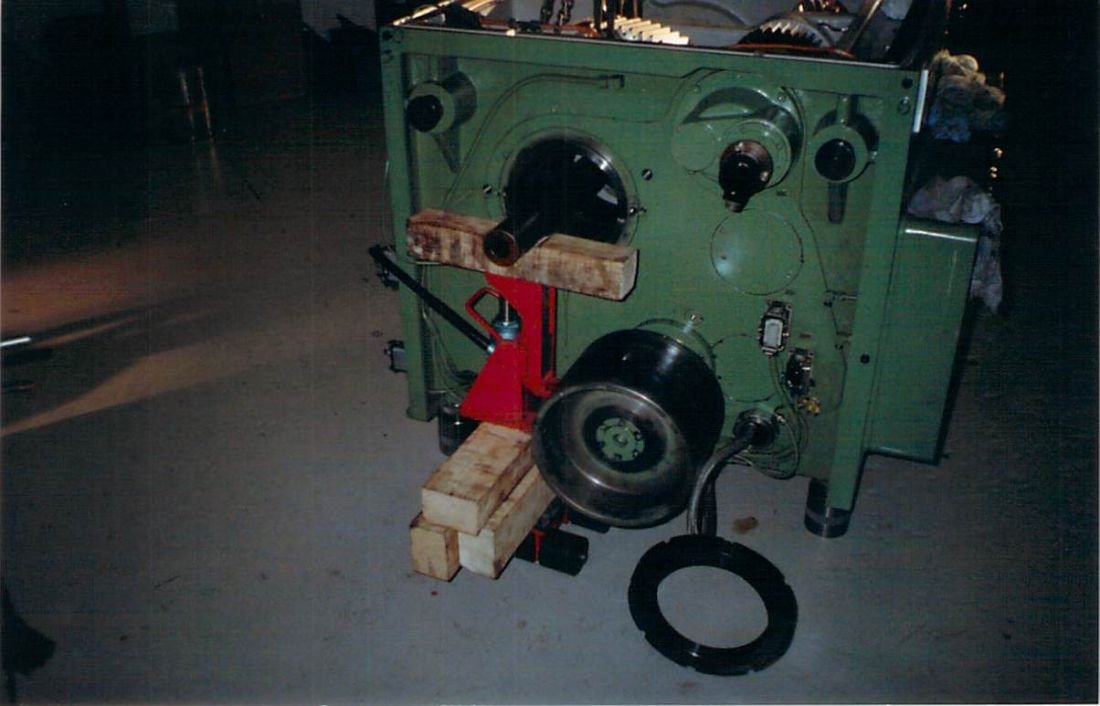 WIAP Reparatur Heyligenstaedt Spindelstock: Lagerschaden, Ausbau und Montage: Bild 4. Demontage des Spindelstockes der Drehmaschine