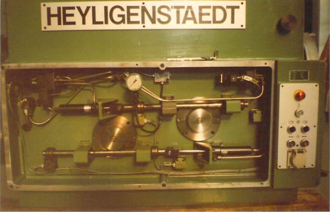 WIAP Reparatur Heyligenstaedt Spindelstock: Lagerschaden, Ausbau und Montage: Bild 10 Die Getriebe Stufen Umschaltung geht über Hydraulik Zylinder mit Schaltgabeln