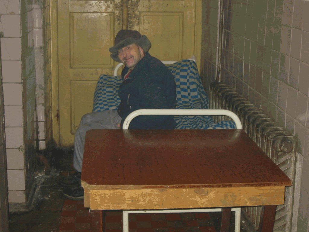 Photo von René Badertscher 29.12.2005 Psych. Klinik. Dieser Mann schläft im Gang, man hat keinen Zimmerplatz f