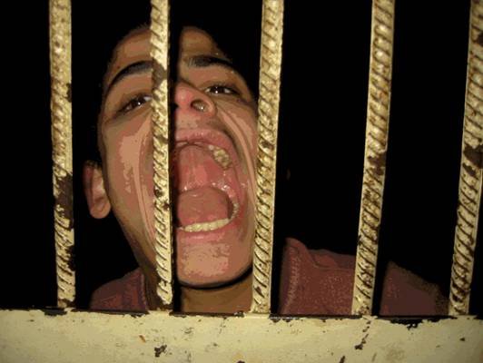 Photo: Ein Patient, der schrie hinter den Gittern. Diese Photo zeigt so ein Elend.