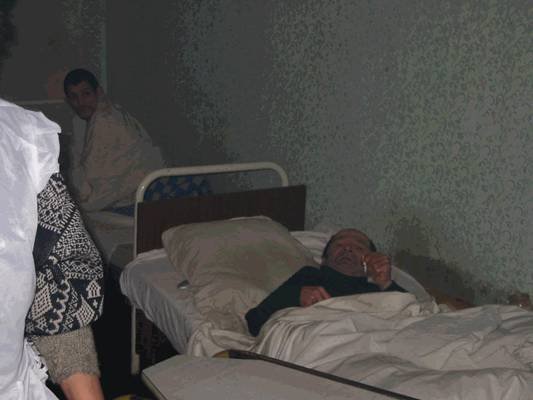 Photo: Ein liegender Patient, der aber doch im Bett noch raucht. Soviel Freiheit hat man da noch!