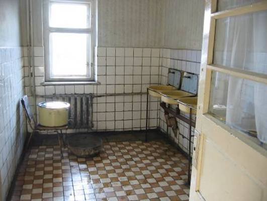 Photo: Das ist der Waschraum für die Patienten des Internates. Alles ist sehr bescheiden.