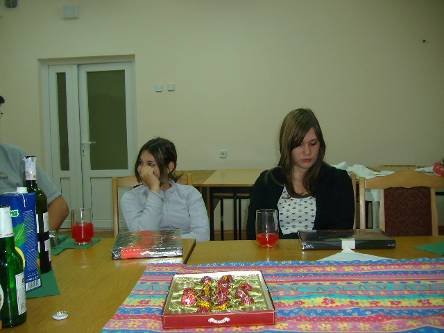 Photo: von Links nach rechts Rahel und Yasmin beim Besuch der Klinik
