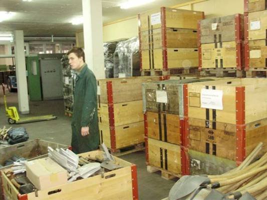 Photo: Hier Jim in Burgdorf, im Zeughaus. Wir haben umladen müssen, sonst hätten wir 3000 Franken für Palette