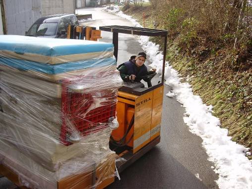 Photo: Betten. Hier ist Sven beim Laden mit dem Stapler.