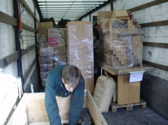 Photo: Hier hat man noch die 300 Paar Schuhe dazwischen getan, Adi beim Umräumen.