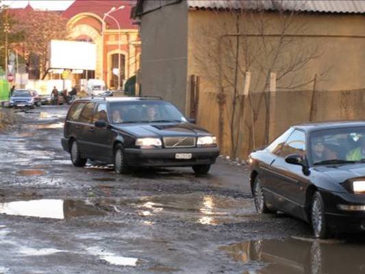 Photo: In Ushgorod angekommen am 25.1.2099 , die viele grossen Löcher in der Strasse.