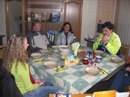 Photo: von links nach rechts: Übersetzerin Tania, Ernst Schwander, Anita Schwander, H.P. Widmer.