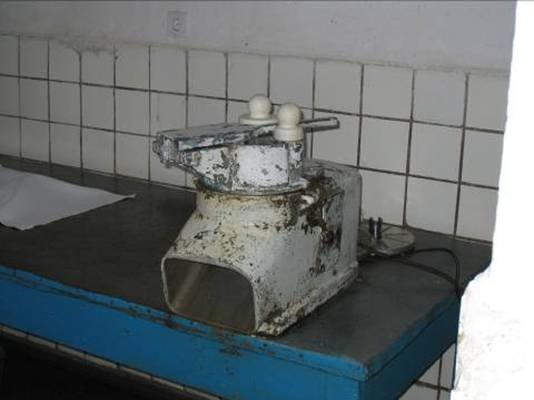 Photo: Als erstes sah man die Küche an. Hier in der Küche ist die Gemüseschneid Maschine.