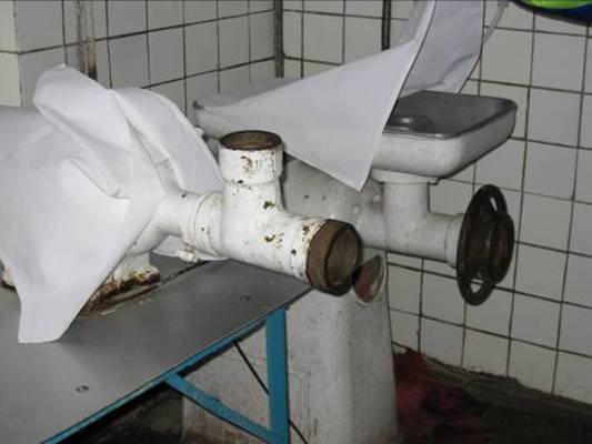 Photo: Hier zeigte man uns die Fleischmaschine, sie waren abgedeckt mit Tüchern.