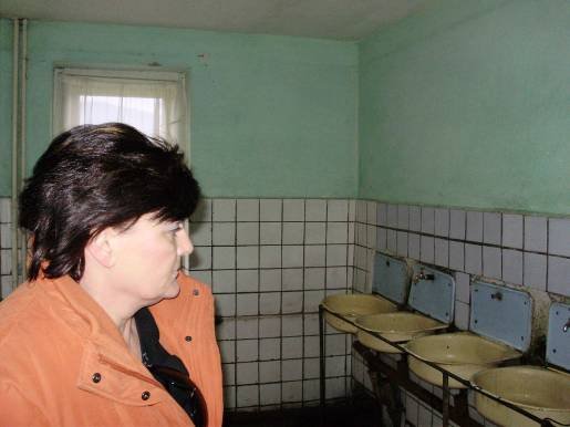 Photo: Iris in den Waschräumen der Insassen. Uralt und sehr, sehr aggressiver Geruch.