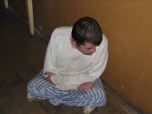 Photo: Hier ist ein Patient, der am Boden sitzt und hin und her wippt.