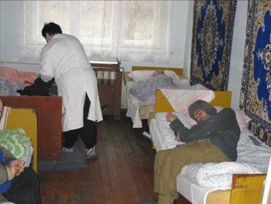 Photo: Hier sitzende und liegende Patienten.