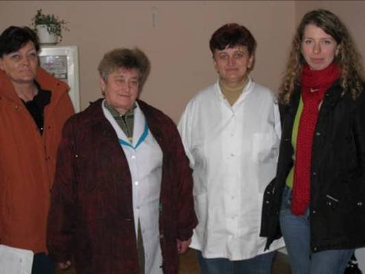 Photo: Von links nach rechts: Iris, Ärztin, Pflegerin und Übersetzerin Tania.
