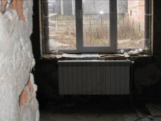 Photo: Im innern des Gebäudes neue Heizkörper, die Holland gespendet hat.