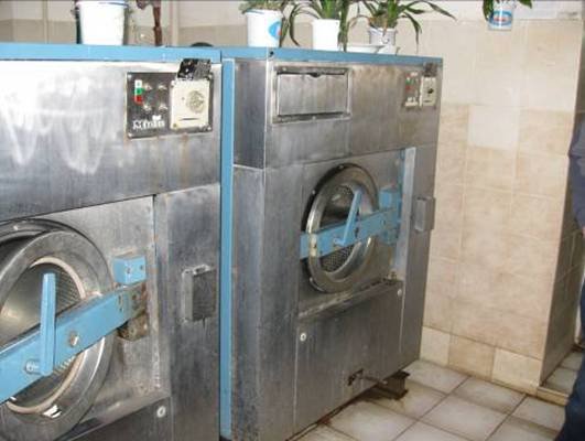 Photo: Hier hat man auch aus Deutschland 2 Industriewaschmaschinen bekommen, Miele 25 Kg. Sie sind aber umgeba