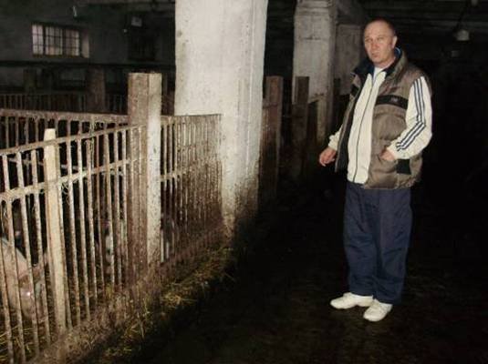 Photo: Nun zeigt uns der Direktor noch die Landwirtschaft; er versucht ein Stück Selbstversorgung.