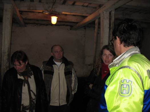 Photo: Hier diskutiert man auch mit der Leiterin der Farm links.