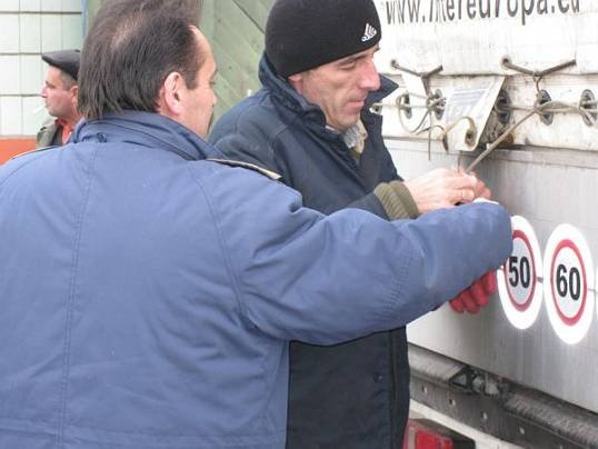 Photo: Der Fahrer und der Zöllner öffnen die Blombe.