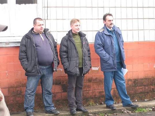Photo: Hier die 3 Männer des Zolles, die alles prüften.