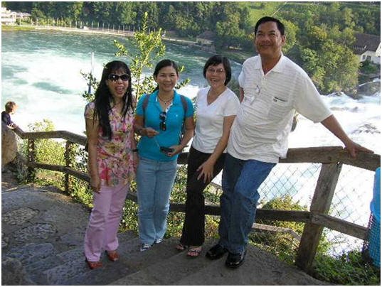 Photo: Besuch beim Rheinfall in Schaffhausen. Links: Frau Lan Schuldirektorin, rechts STV