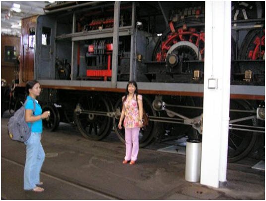 Photo: Frau Lan vor der Eisenbahn Ausstellung in Luzern Besichtigung der DMW Safenwil, Donnerstag 16.8.2007 08