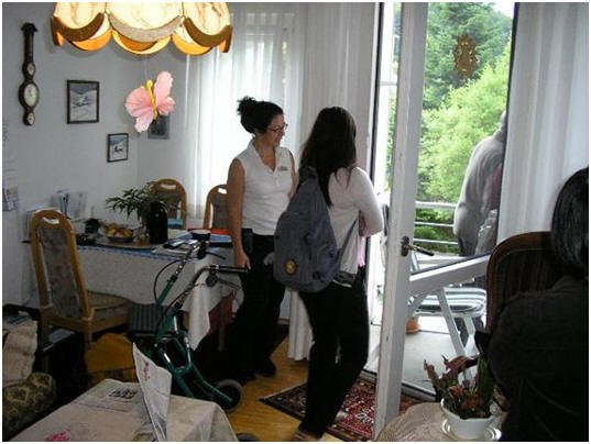 Photo: Besichtigung der Zimmer im Rondo Altersheim Safenwil. Die Leute nehmen ihre eigenen Sachen von Zuhause