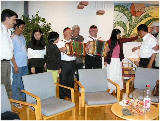 Photo: Im Altersheim Rondo Safenwil ist am Abend eine Veranstaltung für interne und externe Leute. Es hebt die