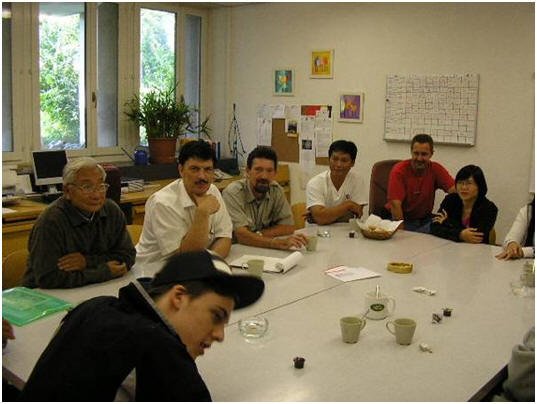 Photo: Besuch der Klinik beim Kaffee. In der Mitte Herr Hächler, Leiter der Behinderten Werkstatt, der uns all