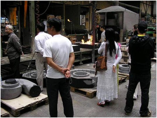 Photo: Besichtigung der Giesserei. Die Kleider und Schuhe von Frau Lan waren nicht gerade ideal.