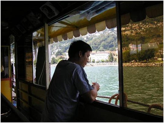 Photo: Kapitän Robby Hausboot als Bar umgewandelt, Abfahrt ab Muralto Locarno, Tessin. Der Administrations Man